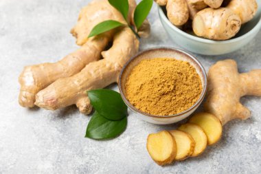 Ahşap arka planda taze zencefil. Kuru zencefil. Ballı ve limonlu zencefil dilimi. Zencefil kökü. Geleneksel alternatif tıp, bağışıklık için çay. Baharat ve baharat konsepti. Boşluğu kopyala.