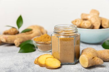 Ahşap arka planda taze zencefil. Kuru zencefil. Ballı ve limonlu zencefil dilimi. Zencefil kökü. Geleneksel alternatif tıp, bağışıklık için çay. Baharat ve baharat konsepti. Boşluğu kopyala.