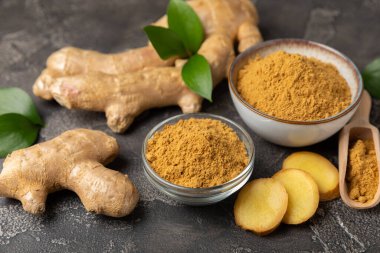 Ahşap arka planda taze zencefil. Kuru zencefil. Ballı ve limonlu zencefil dilimi. Zencefil kökü. Geleneksel alternatif tıp, bağışıklık için çay. Baharat ve baharat konsepti. Boşluğu kopyala.