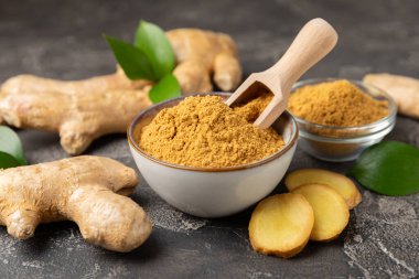 Ahşap arka planda taze zencefil. Kuru zencefil. Ballı ve limonlu zencefil dilimi. Zencefil kökü. Geleneksel alternatif tıp, bağışıklık için çay. Baharat ve baharat konsepti. Boşluğu kopyala.