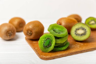 Kivi ahşap arka planda kurutulmuş meyve. Kivi şekerli meyve. Sağlıklı yiyecekler. Kek pişirmek için gerekli malzemeler. Sağlıklı atıştırmalıklar, vejetaryen tatlılar. Mesaj için yer var. Boşluğu kopyala