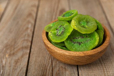 Kivi ahşap arka planda kurutulmuş meyve. Kivi şekerli meyve. Sağlıklı yiyecekler. Kek pişirmek için gerekli malzemeler. Sağlıklı atıştırmalıklar, vejetaryen tatlılar. Mesaj için yer var. Boşluğu kopyala