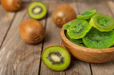 Kivi ahşap arka planda kurutulmuş meyve. Kivi şekerli meyve. Sağlıklı yiyecekler. Kek pişirmek için gerekli malzemeler. Sağlıklı atıştırmalıklar, vejetaryen tatlılar. Mesaj için yer var. Boşluğu kopyala