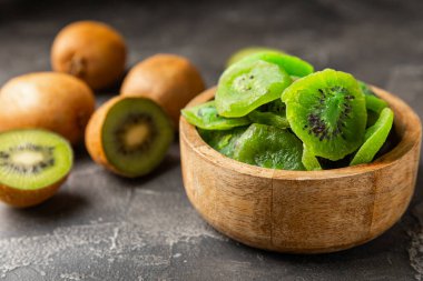 Kivi ahşap arka planda kurutulmuş meyve. Kivi şekerli meyve. Sağlıklı yiyecekler. Kek pişirmek için gerekli malzemeler. Sağlıklı atıştırmalıklar, vejetaryen tatlılar. Mesaj için yer var. Boşluğu kopyala