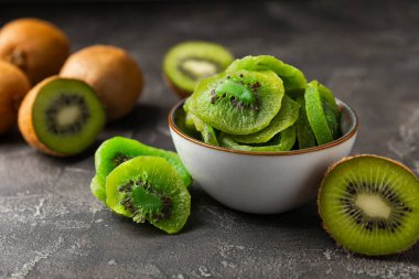 Kivi ahşap arka planda kurutulmuş meyve. Kivi şekerli meyve. Sağlıklı yiyecekler. Kek pişirmek için gerekli malzemeler. Sağlıklı atıştırmalıklar, vejetaryen tatlılar. Mesaj için yer var. Boşluğu kopyala