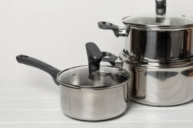 Mutfak arka planında paslanmaz çelik tencere. Modern tencere. Mutfak eşyaları. Ot pişiriyorum. Yemek pişirme konsepti. Modelleme. Mesaj için yer var. Boşluğu kopyala.