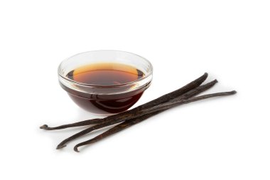 Cam kaplamalı vanilya özü beyaz arka planda izole edilmiş. Kek ve tatlı için vanilya özü. Aromatik ev yapımı vanilya özü. Kapatın. Mesajı yerleştir. Boşluğu kopyala.