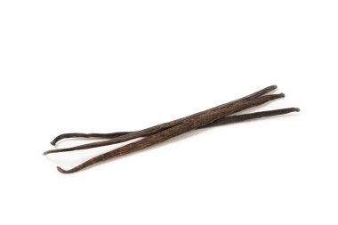 Beyaz arka planda izole edilmiş vanilya kabukları. Vanilya çiçekleri ve tohumlar. Vanilyalı fasulye. Hamur işleri ve tatlılar için baharatlı baharat. Baharat. Mesaj için yer var. Boşluğu Kopyala