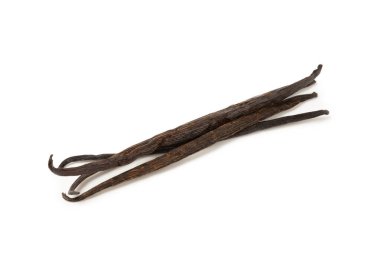 Beyaz arka planda izole edilmiş vanilya kabukları. Vanilya çiçekleri ve tohumlar. Vanilyalı fasulye. Hamur işleri ve tatlılar için baharatlı baharat. Baharat. Mesaj için yer var. Boşluğu Kopyala