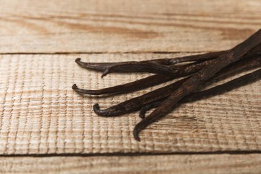 Dokulu bir arka planda vanilya kabukları. Vanilya çiçekleri ve tohumlar. Vanilyalı fasulye. Hamur işleri ve tatlılar için baharatlı baharat. Baharat. Mesaj için yer var. Boşluğu Kopyala