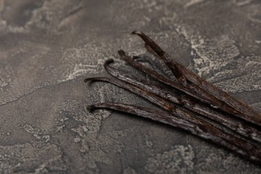 Dokulu bir arka planda vanilya kabukları. Vanilya çiçekleri ve tohumlar. Vanilyalı fasulye. Hamur işleri ve tatlılar için baharatlı baharat. Baharat. Mesaj için yer var. Boşluğu Kopyala