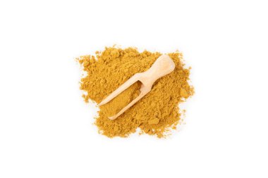 Beyaz arka planda taze zencefil ve limon izole edilmiş. Dilimlenmiş zencefil. Zencefil kökü. Geleneksel alternatif tıp, bağışıklık için çay. Yakın plan..