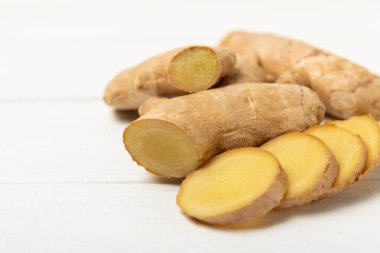 Ahşap arka planda taze zencefil. Kuru zencefil. Ballı ve limonlu zencefil dilimi. Zencefil kökü. Geleneksel alternatif tıp, bağışıklık için çay. Baharat ve baharat konsepti. Boşluğu kopyala.