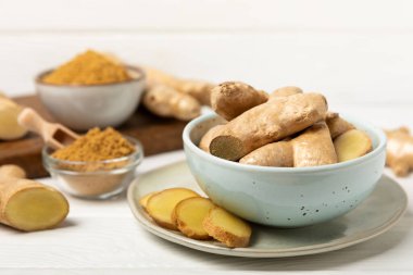 Ahşap arka planda taze zencefil. Kuru zencefil. Ballı ve limonlu zencefil dilimi. Zencefil kökü. Geleneksel alternatif tıp, bağışıklık için çay. Baharat ve baharat konsepti. Boşluğu kopyala.