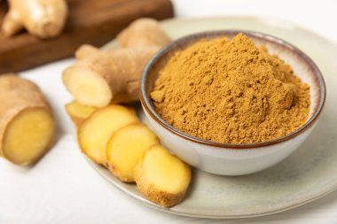 Ahşap arka planda taze zencefil. Kuru zencefil. Ballı ve limonlu zencefil dilimi. Zencefil kökü. Geleneksel alternatif tıp, bağışıklık için çay. Baharat ve baharat konsepti. Boşluğu kopyala.