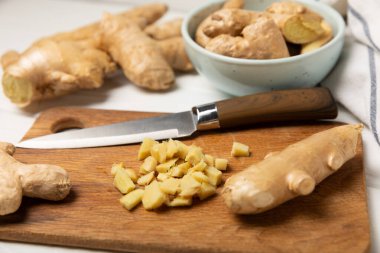 Ahşap arka planda taze zencefil. Kuru zencefil. Ballı ve limonlu zencefil dilimi. Zencefil kökü. Geleneksel alternatif tıp, bağışıklık için çay. Baharat ve baharat konsepti. Boşluğu kopyala.