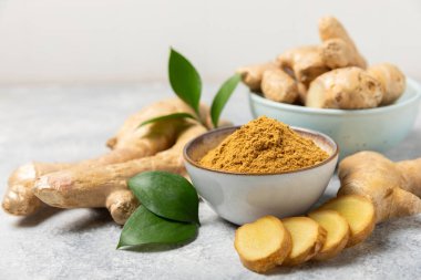 Ahşap arka planda taze zencefil. Kuru zencefil. Ballı ve limonlu zencefil dilimi. Zencefil kökü. Geleneksel alternatif tıp, bağışıklık için çay. Baharat ve baharat konsepti. Boşluğu kopyala.