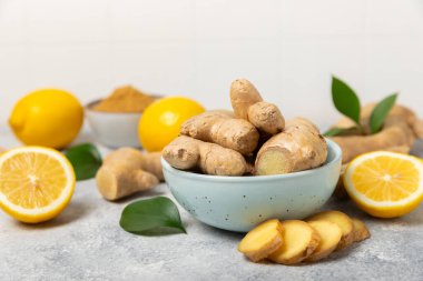 Ahşap arka planda taze zencefil. Kuru zencefil. Ballı ve limonlu zencefil dilimi. Zencefil kökü. Geleneksel alternatif tıp, bağışıklık için çay. Baharat ve baharat konsepti. Boşluğu kopyala.