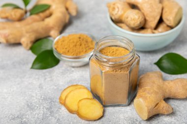 Ahşap arka planda taze zencefil. Kuru zencefil. Ballı ve limonlu zencefil dilimi. Zencefil kökü. Geleneksel alternatif tıp, bağışıklık için çay. Baharat ve baharat konsepti. Boşluğu kopyala.