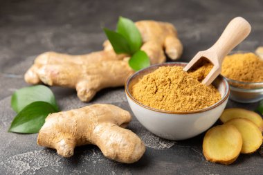 Ahşap arka planda taze zencefil. Kuru zencefil. Ballı ve limonlu zencefil dilimi. Zencefil kökü. Geleneksel alternatif tıp, bağışıklık için çay. Baharat ve baharat konsepti. Boşluğu kopyala.