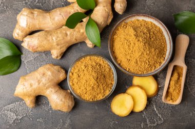 Ahşap arka planda taze zencefil. Kuru zencefil. Ballı ve limonlu zencefil dilimi. Zencefil kökü. Geleneksel alternatif tıp, bağışıklık için çay. Baharat ve baharat konsepti. Boşluğu kopyala.