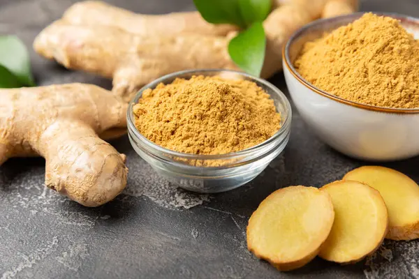 Ahşap arka planda taze zencefil. Kuru zencefil. Ballı ve limonlu zencefil dilimi. Zencefil kökü. Geleneksel alternatif tıp, bağışıklık için çay. Baharat ve baharat konsepti. Boşluğu kopyala.