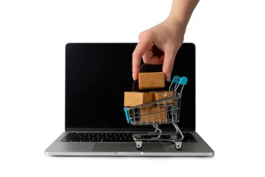 İnternetten alışveriş. Beyaz arka planda izole edilmiş bir tramvayda karton kutu ve alışveriş poşetleri. Bilgisayarı, tableti ya da telefonu kullanarak online alışveriş hizmeti. Ev teslimatı. Çevrimiçi e-ticaret mağazaları kavramı.