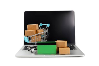 İnternetten alışveriş. Beyaz arka planda izole edilmiş bir tramvayda karton kutu ve alışveriş poşetleri. Bilgisayarı, tableti ya da telefonu kullanarak online alışveriş hizmeti. Ev teslimatı. Çevrimiçi e-ticaret mağazaları kavramı.