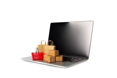 Çevrimiçi alışveriş kavramı. Karton kutu ve alışveriş poşetleri beyaz arka planda izole edilmiş bir tramvayda. Alışveriş sepeti. İnternetten bilgisayar, tablet, telefon ve kredi kartı kullanarak alışveriş. Eve teslim.