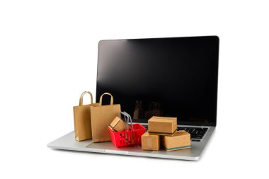 Çevrimiçi alışveriş kavramı. Karton kutu ve alışveriş poşetleri beyaz arka planda izole edilmiş bir tramvayda. Alışveriş sepeti. İnternetten bilgisayar, tablet, telefon ve kredi kartı kullanarak alışveriş. Eve teslim.