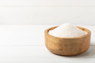 Aromatik vanilya şekeri. Vanilya kabukları. Vanilya çubukları, esmer ve beyaz şeker dokulu arka planda bir kasede. Vanilya çiçekleri, baharatlar ve tatlı ve pişirme için bitkiler. Mesaj için yer var. Boşluğu kopyala