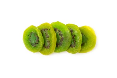 Kivi kurutulmuş meyveler beyaz arka planda izole edilmiş. Kivi şekerli meyve. Sağlıklı yiyecekler. Kek pişirmek için gerekli malzemeler. Sağlıklı atıştırmalıklar, vejetaryen tatlılar. Mesaj için yer var. Boşluğu kopyala