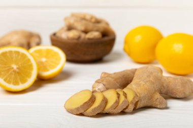 Ahşap arka planda taze zencefil. Kuru zencefil. Ballı ve limonlu zencefil dilimi. Zencefil kökü. Geleneksel alternatif tıp, bağışıklık için çay. Baharat ve baharat konsepti. Boşluğu kopyala.