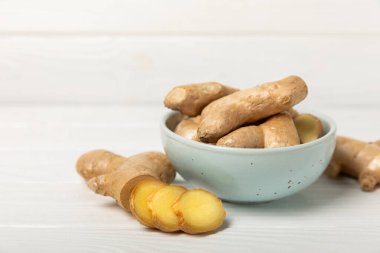 Ahşap arka planda taze zencefil. Kuru zencefil. Ballı ve limonlu zencefil dilimi. Zencefil kökü. Geleneksel alternatif tıp, bağışıklık için çay. Baharat ve baharat konsepti. Boşluğu kopyala.