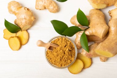 Ahşap arka planda taze zencefil. Kuru zencefil. Ballı ve limonlu zencefil dilimi. Zencefil kökü. Geleneksel alternatif tıp, bağışıklık için çay. Baharat ve baharat konsepti. Boşluğu kopyala.