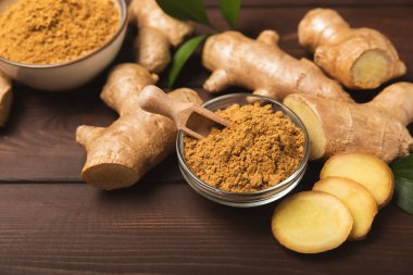 Ahşap arka planda taze zencefil. Kuru zencefil. Ballı ve limonlu zencefil dilimi. Zencefil kökü. Geleneksel alternatif tıp, bağışıklık için çay. Baharat ve baharat konsepti. Boşluğu kopyala.