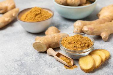 Ahşap arka planda taze zencefil. Kuru zencefil. Ballı ve limonlu zencefil dilimi. Zencefil kökü. Geleneksel alternatif tıp, bağışıklık için çay. Baharat ve baharat konsepti. Boşluğu kopyala.