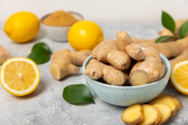 Ahşap arka planda taze zencefil. Kuru zencefil. Ballı ve limonlu zencefil dilimi. Zencefil kökü. Geleneksel alternatif tıp, bağışıklık için çay. Baharat ve baharat konsepti. Boşluğu kopyala.