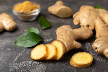Ahşap arka planda taze zencefil. Kuru zencefil. Ballı ve limonlu zencefil dilimi. Zencefil kökü. Geleneksel alternatif tıp, bağışıklık için çay. Baharat ve baharat konsepti. Boşluğu kopyala.