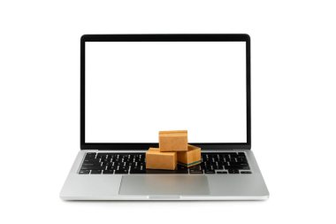 Çevrimiçi alışveriş kavramı. Karton kutu ve alışveriş poşetleri beyaz arka planda izole edilmiş bir tramvayda. Alışveriş sepeti. İnternetten bilgisayar, tablet, telefon ve kredi kartı kullanarak alışveriş. Eve teslim.