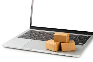 Çevrimiçi alışveriş kavramı. Karton kutu ve alışveriş poşetleri beyaz arka planda izole edilmiş bir tramvayda. Alışveriş sepeti. İnternetten bilgisayar, tablet, telefon ve kredi kartı kullanarak alışveriş. Eve teslim.