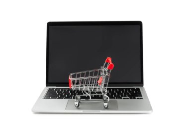 Çevrimiçi alışveriş kavramı. Karton kutu ve alışveriş poşetleri beyaz arka planda izole edilmiş bir tramvayda. Alışveriş sepeti. İnternetten bilgisayar, tablet, telefon ve kredi kartı kullanarak alışveriş. Eve teslim.