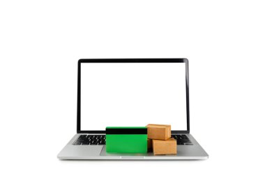 Çevrimiçi alışveriş kavramı. Karton kutu ve alışveriş poşetleri beyaz arka planda izole edilmiş bir tramvayda. Alışveriş sepeti. İnternetten bilgisayar, tablet, telefon ve kredi kartı kullanarak alışveriş. Eve teslim.