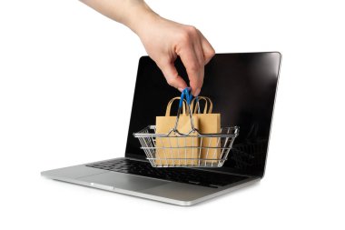 Çevrimiçi alışveriş kavramı. Karton kutu ve alışveriş poşetleri beyaz arka planda izole edilmiş bir tramvayda. Alışveriş sepeti. İnternetten bilgisayar, tablet, telefon ve kredi kartı kullanarak alışveriş. Eve teslim.