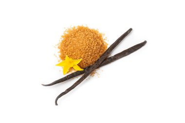 Aromatik vanilya şekeri. Vanilya kabukları. Vanilya çubukları, beyaz arka planda izole edilmiş kahverengi ve beyaz şeker. Vanilya çiçekleri, baharatlar ve tatlı ve pişirme için bitkiler. Mesaj için yer var. Boşluğu kopyala