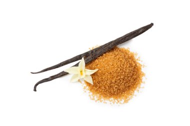 Aromatik vanilya şekeri. Vanilya kabukları. Vanilya çubukları, beyaz arka planda izole edilmiş kahverengi ve beyaz şeker. Vanilya çiçekleri, baharatlar ve tatlı ve pişirme için bitkiler. Mesaj için yer var. Boşluğu kopyala