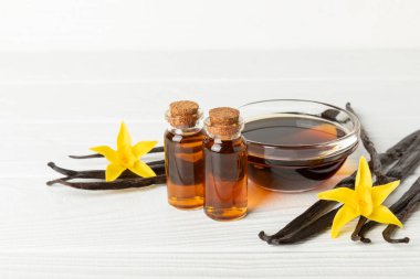 Tahta bir masanın üzerinde cam kaplama vanilya özü. Kek ve tatlı için vanilya özü. Aromatik ev yapımı vanilya özü. Kapatın. Mesajı yerleştir. Boşluğu kopyala.