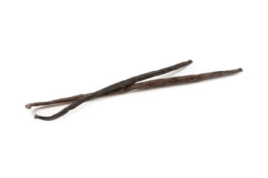 Beyaz arka planda izole edilmiş vanilya kabukları. Vanilya çiçekleri ve tohumlar. Vanilyalı fasulye. Hamur işleri ve tatlılar için baharatlı baharat. Baharat. Mesaj için yer var. Boşluğu Kopyala