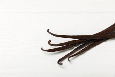 Dokulu bir arka planda vanilya kabukları. Vanilya çiçekleri ve tohumlar. Vanilyalı fasulye. Hamur işleri ve tatlılar için baharatlı baharat. Baharat. Mesaj için yer var. Boşluğu Kopyala