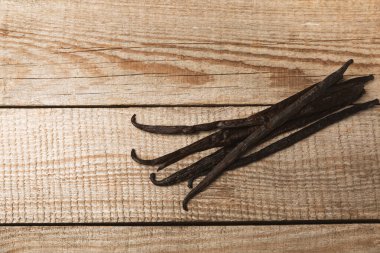 Dokulu bir arka planda vanilya kabukları. Vanilya çiçekleri ve tohumlar. Vanilyalı fasulye. Hamur işleri ve tatlılar için baharatlı baharat. Baharat. Mesaj için yer var. Boşluğu Kopyala